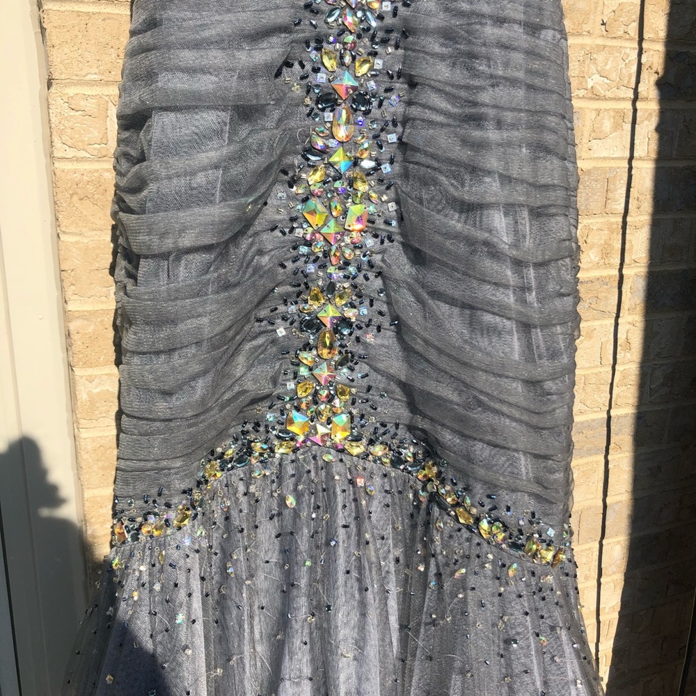 STUNNING Formal Dress - Picture 4 of 16
